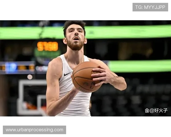 切特·霍姆格伦无球掩护制造错位，拉开雷霆内线空间