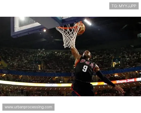 科比家里那个篮球架得多豪华啊，普通人别说练了，连站都站不上去吧？